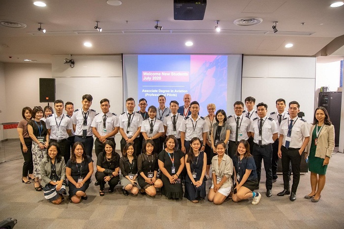 Lứa học viên phi công đầu tiên tham dự buổi định hướng tại cơ sở Nam Sài Gòn của Đại học RMIT, nơi các bạn sẽ học trực tuyến học kỳ đầu tiên của khóa học được giảng dạy từ Australia.